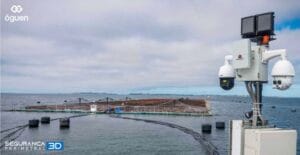 radar de segurança monitora um porto no oceano sob um céu nublado, com logotipos nos cantos.