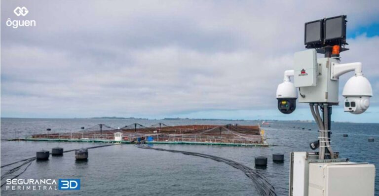 radar de segurança monitora um porto no oceano sob um céu nublado, com logotipos nos cantos.