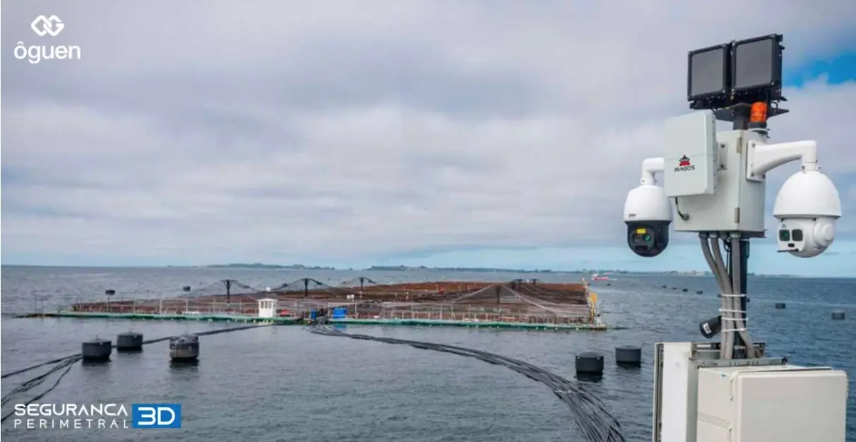 radar de segurança monitora um porto no oceano sob um céu nublado, com logotipos nos cantos.
